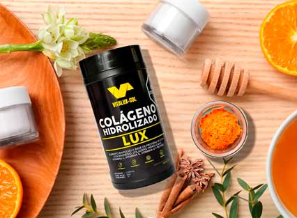 Frasco LUX sobre mesa con ingredientes
